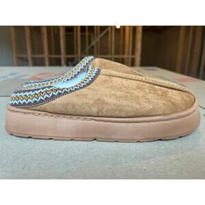 Beranmey tan chesnut brand suede slippers 9-10